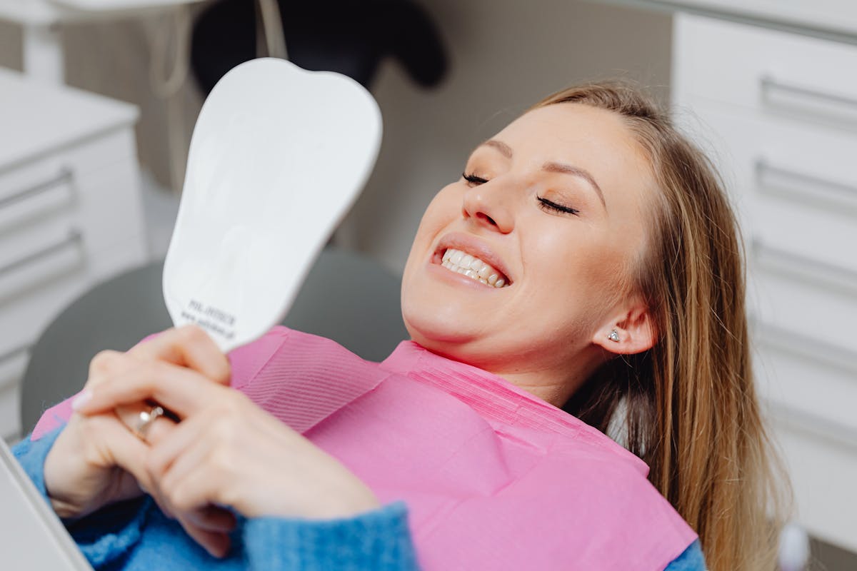 Equipo de Clínica Dental Bizkaia atendiendo a un paciente en Bilbao